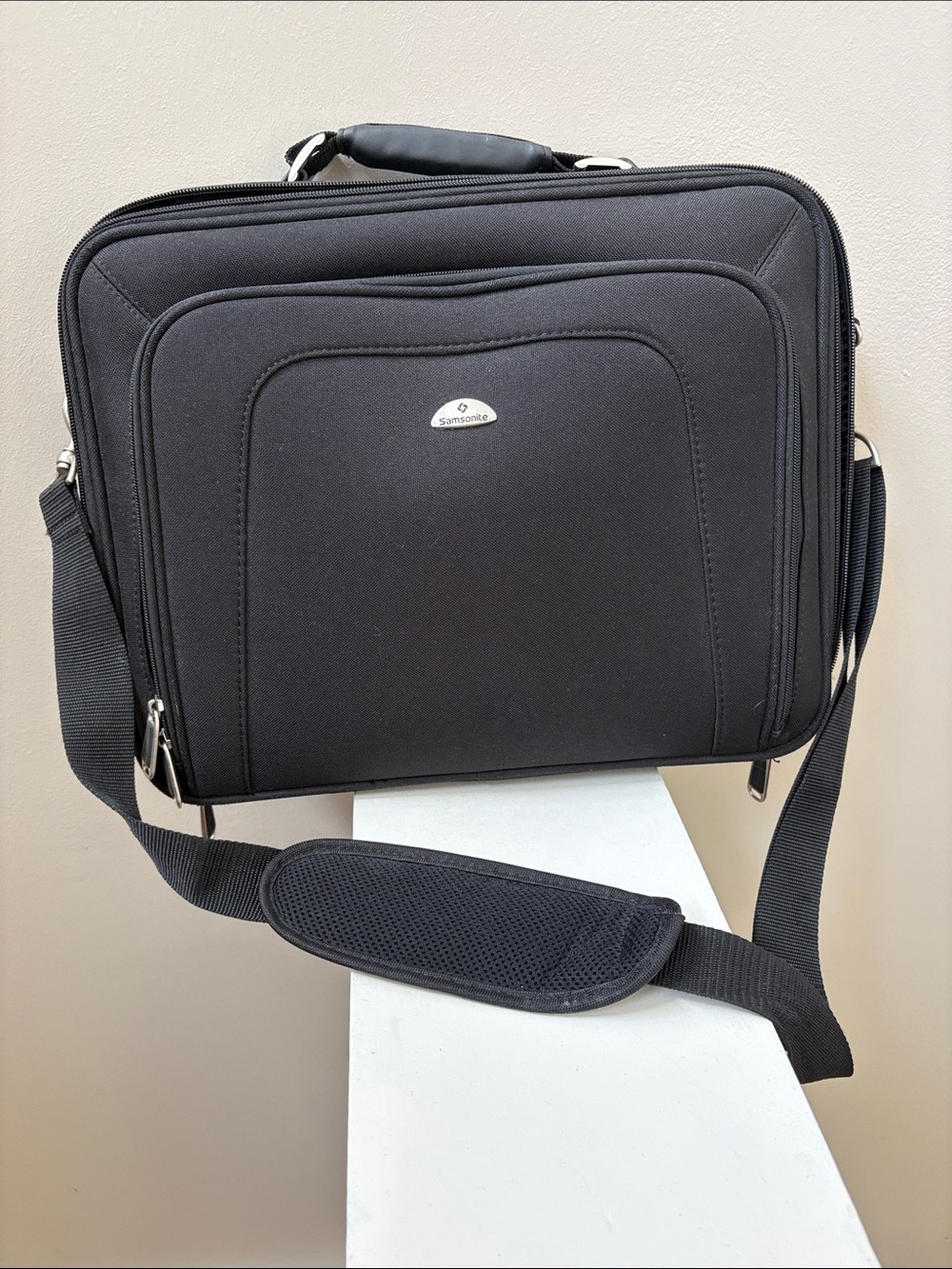 Samsonite Black Laptop Messenger Bag with Padded Shoulder Strap